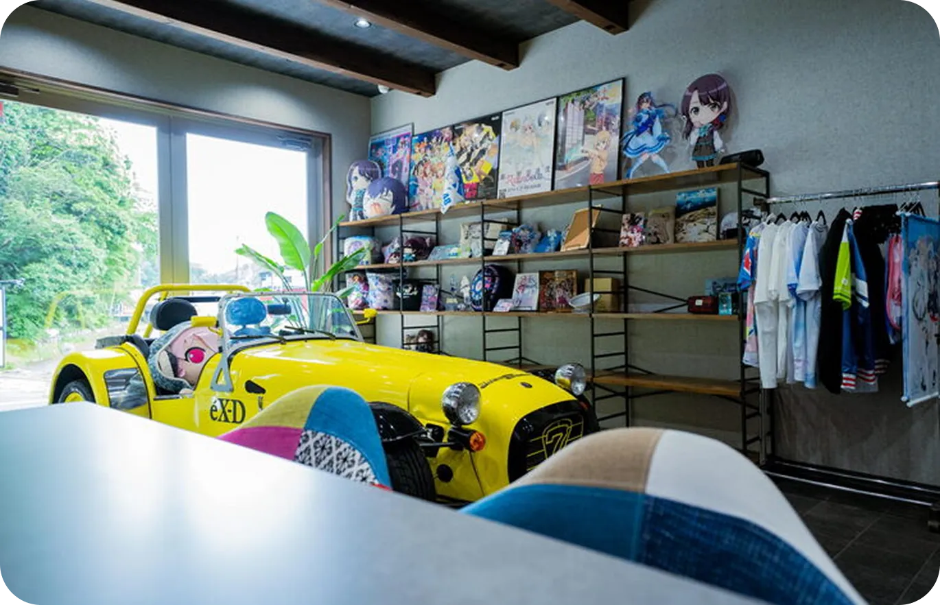 グッズが並ぶオフィスの様子