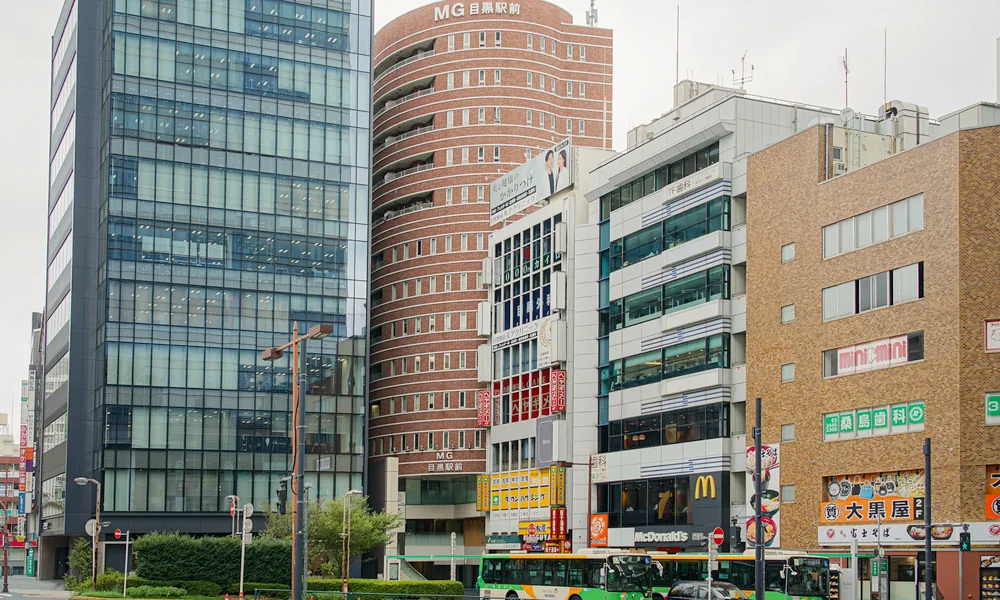 東京支店のあるJR目黒駅前の街並み