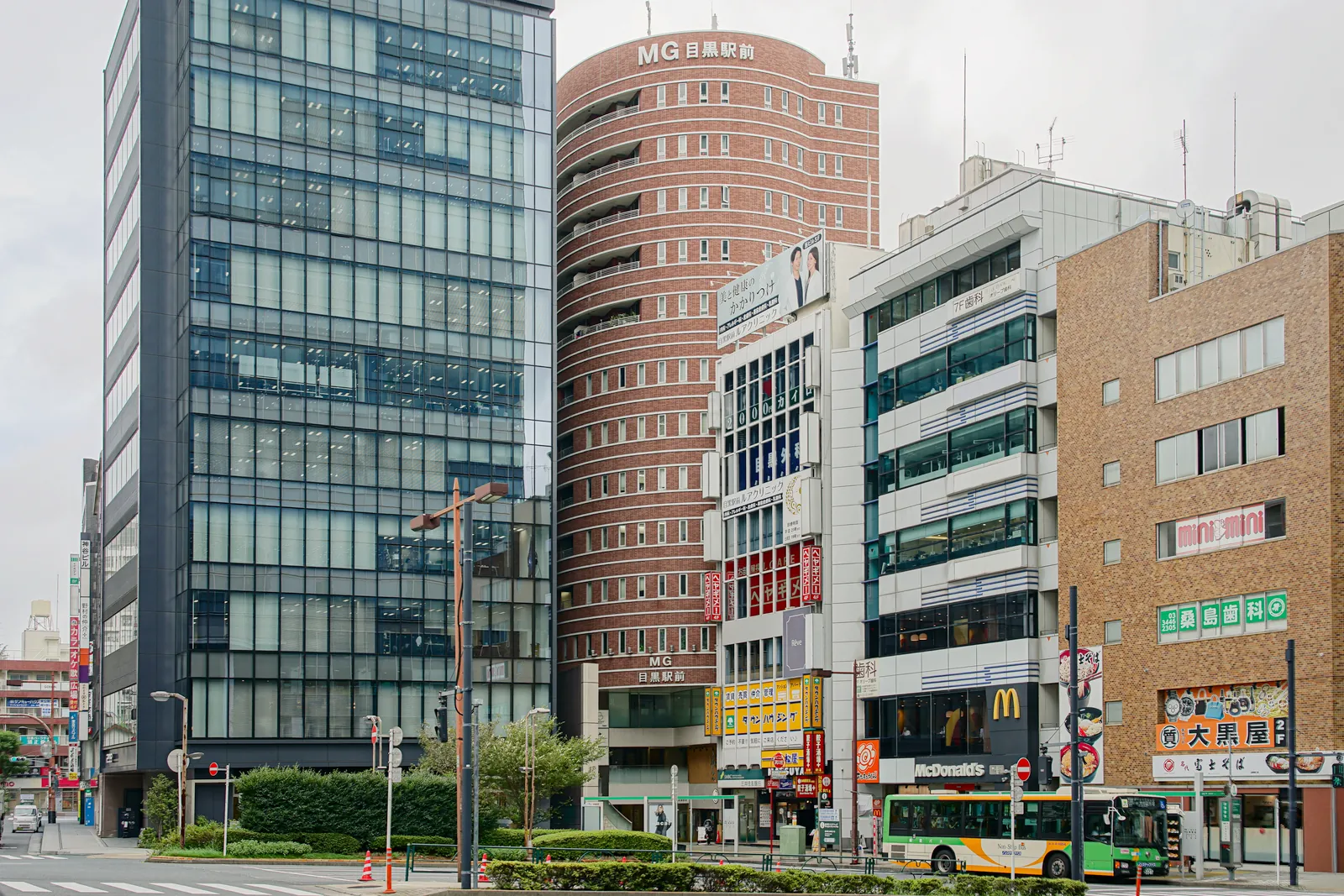 東京支店のあるJR目黒駅前の街並み