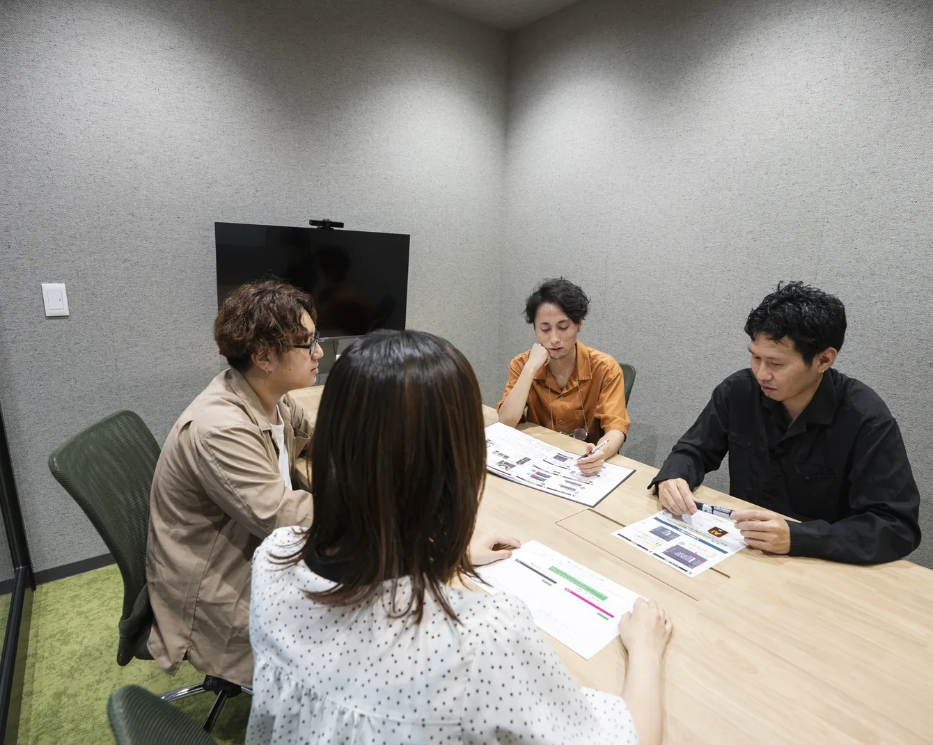 会議室で打ち合わせをするメンバー