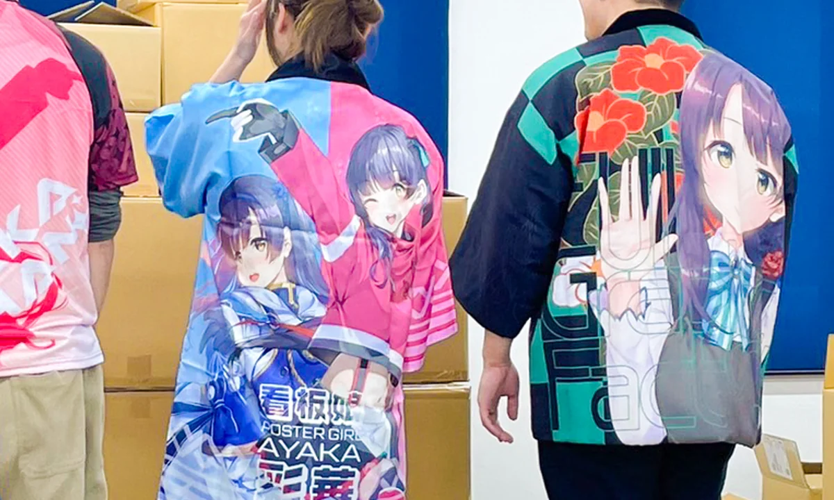フルグラフィックのジャケットを着たスタッフ