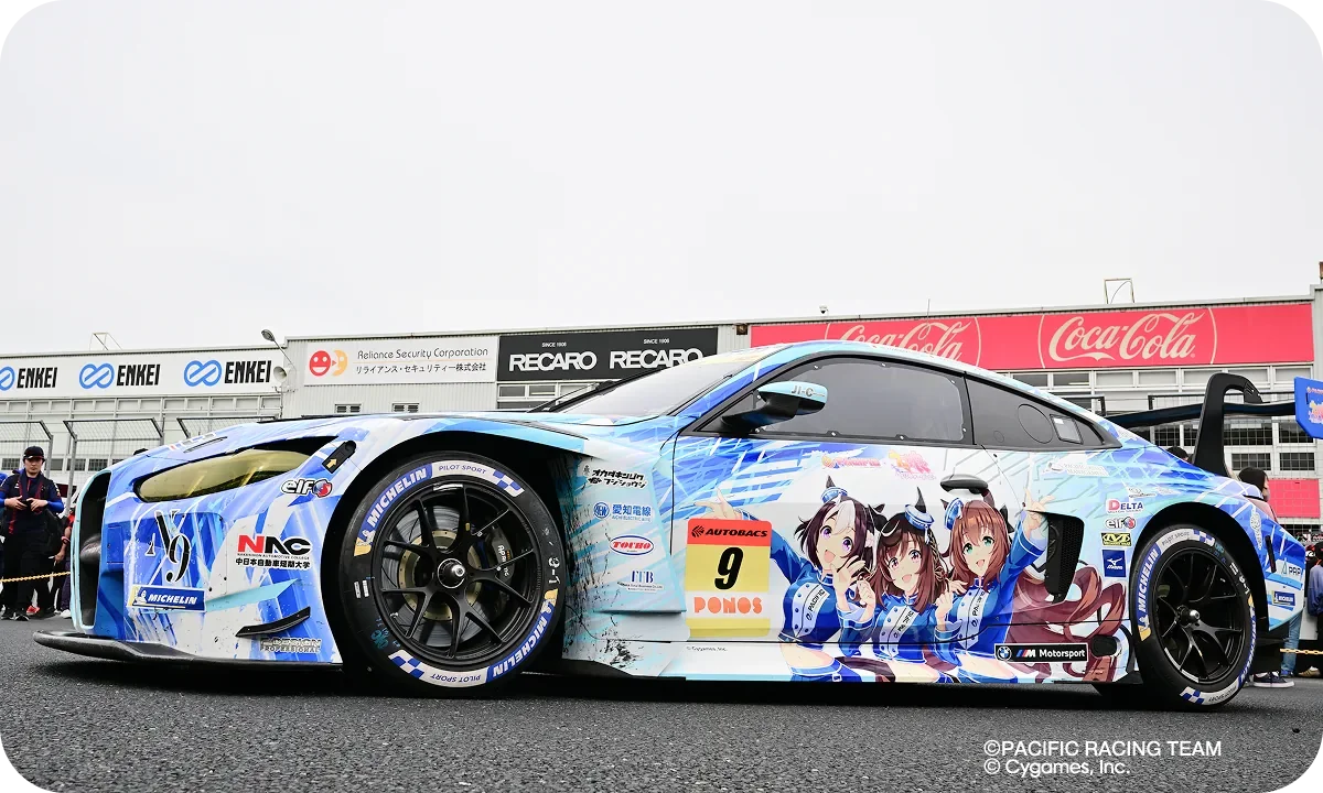 ウマ娘のラッピングが施されたレーシングカー