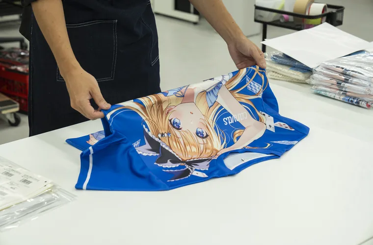 届いたTシャツを広げて検品する様子