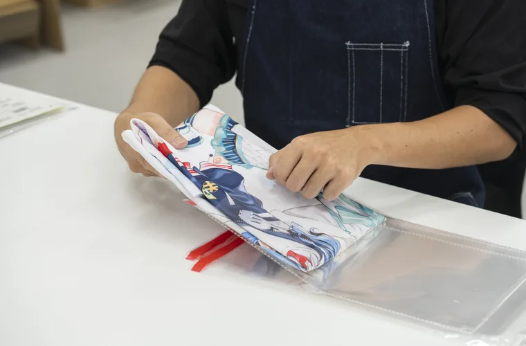 商品をOPP袋に入れる様子
