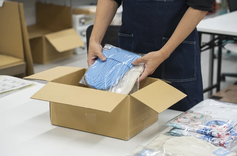 商品を段ボールに梱包する様子