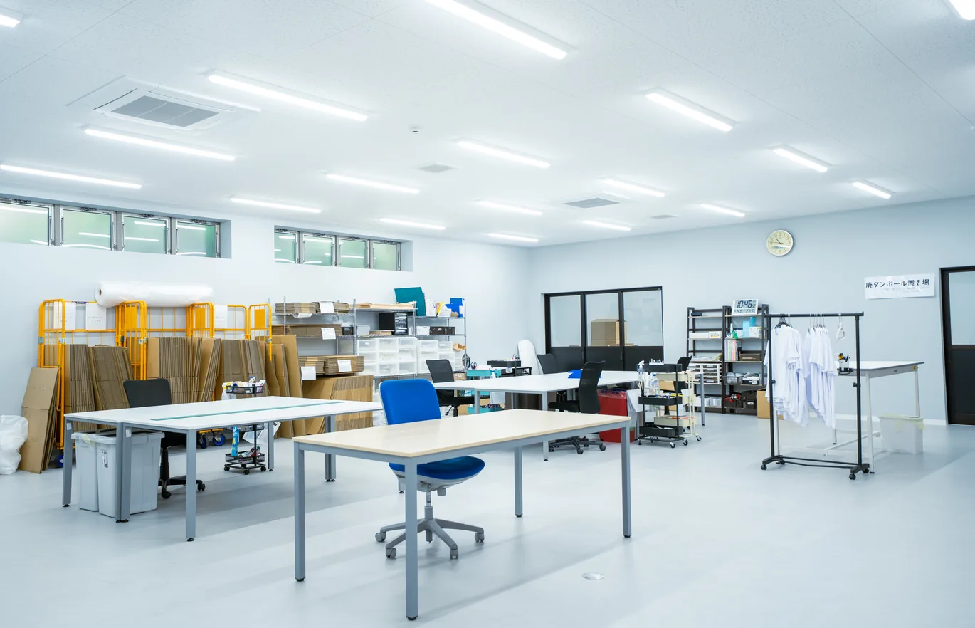 検品・梱包を行う生産管理の作業場