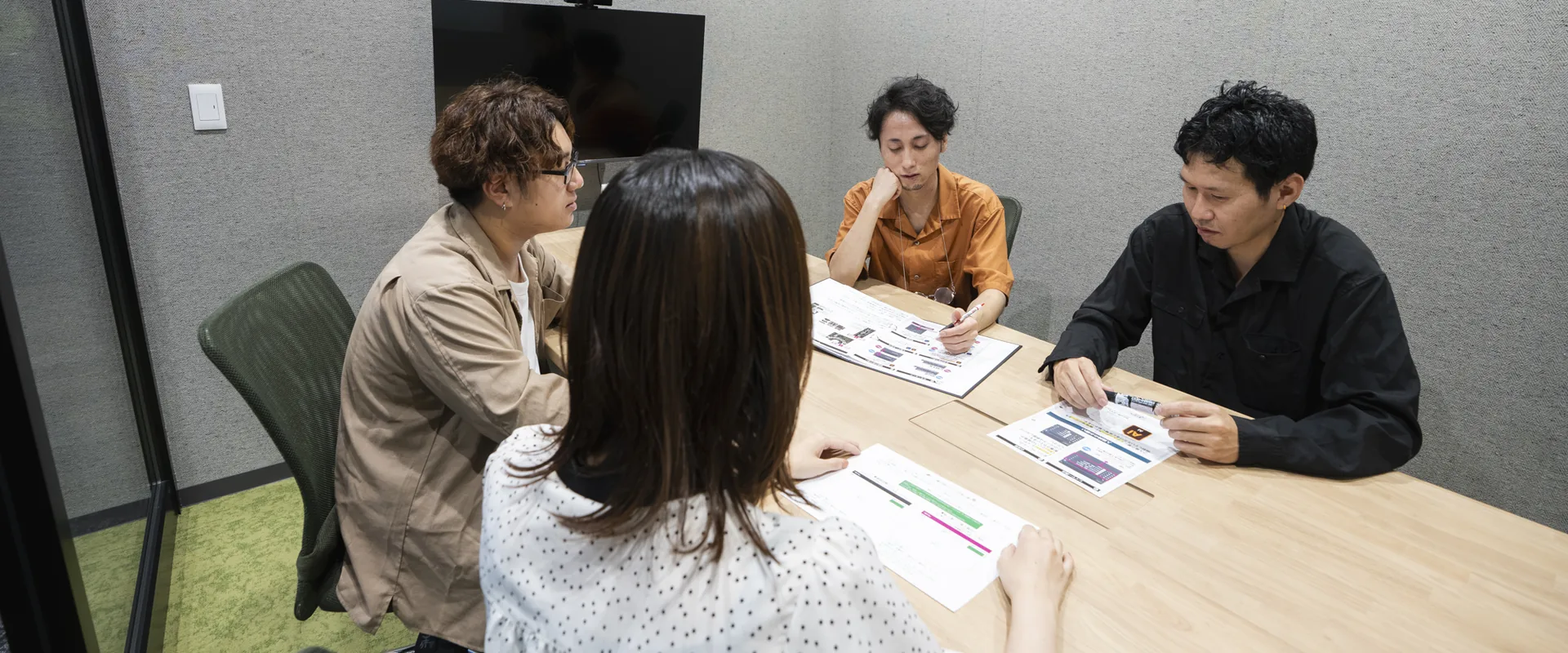 会議室で打ち合わせをするメンバー