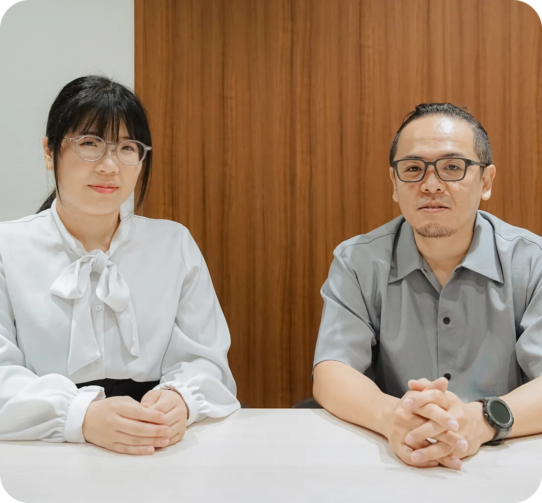 デスクに並んで座る営業と営業アシスタント
